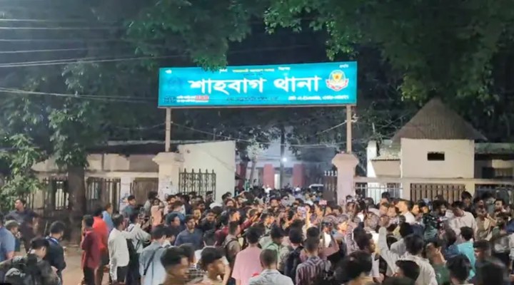 শাহবাগে ছাত্রদল-শিবির ধাওয়া-পাল্টাধাওয়া, থানার ভেতরে ডাকসু নেতার ওপর হামলা